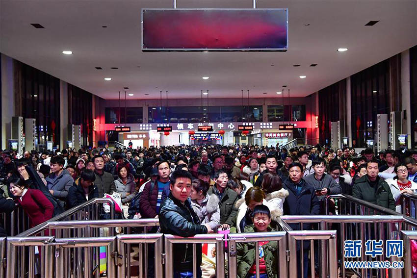 春節(jié)連休明け、中國各地でUターンラッシュピークに