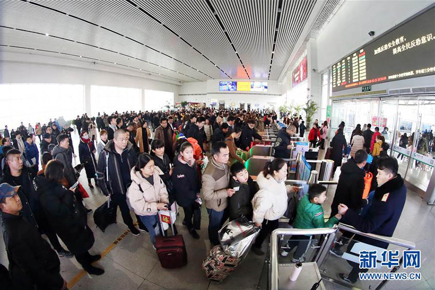 春節(jié)連休明け、中國各地でUターンラッシュピークに