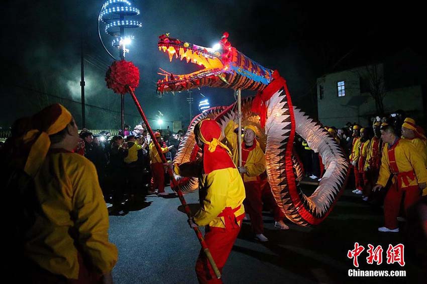 國(guó)家級(jí)無(wú)形文化遺産の安徽省大邵「洋蛇燈」を再現(xiàn)