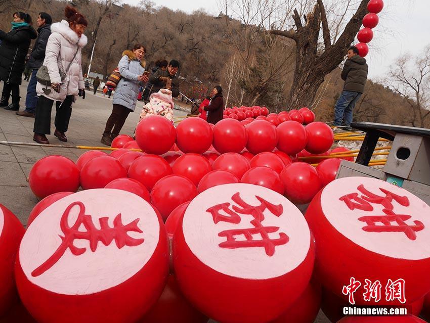 吉林省の公園に巨大な「糖葫蘆」登場　市民に人気の撮影アイテムに