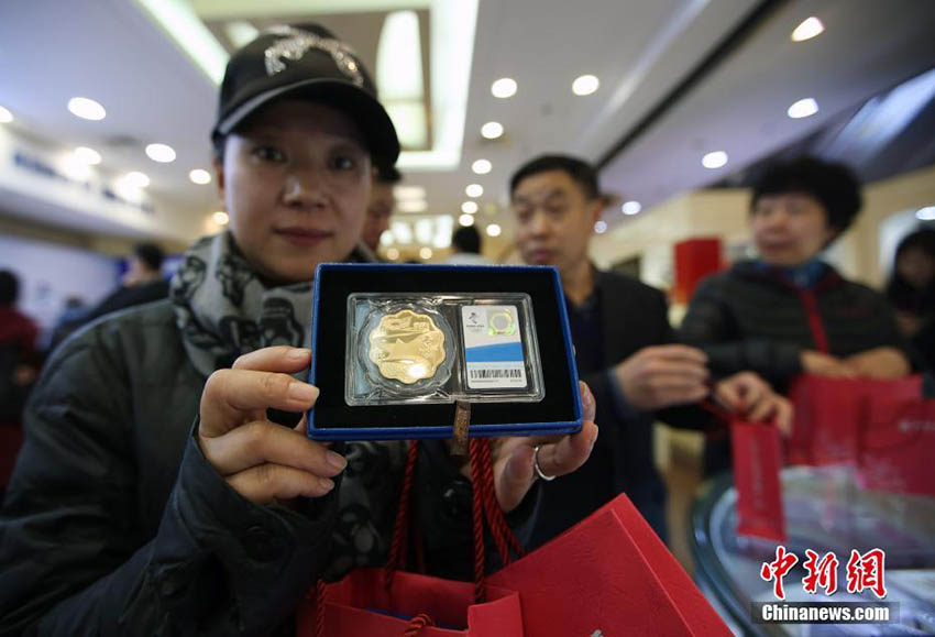 冬季五輪のオリンピック旗が北京に受渡し、記念グッズも販売開始