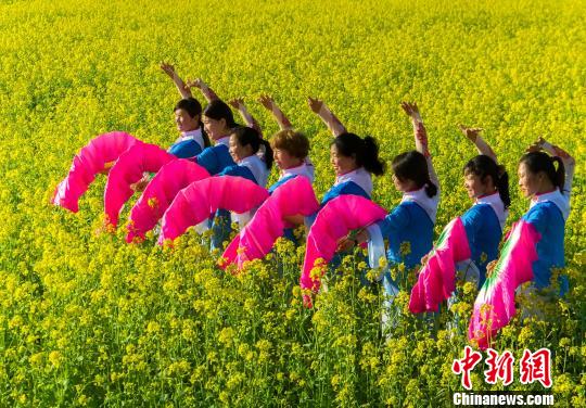 江西省徳興市で菜の花満開に　春の陽気を楽しむ人々