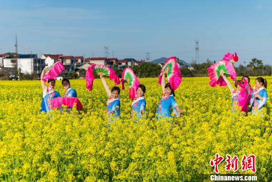 江西省徳興市で菜の花満開に　春の陽気を楽しむ人々
