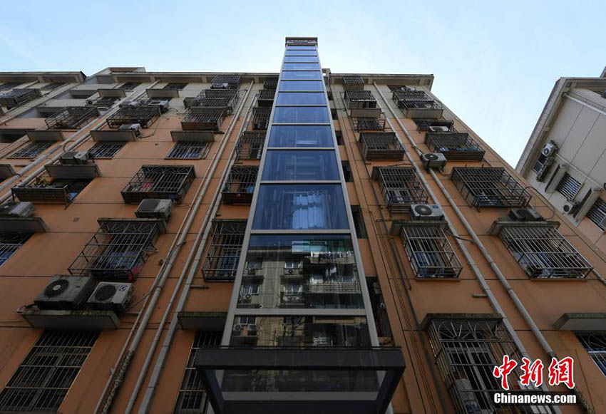 杭州市の古い団地にエレベーター新設(shè)　外出時(shí)の不便さを解消