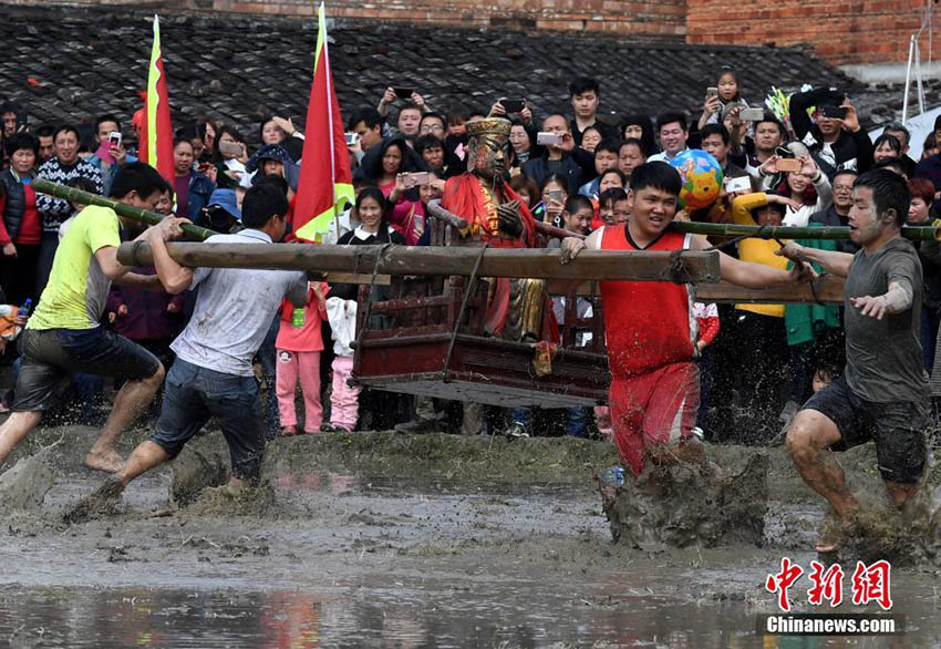 五穀豊穣を祈り、泥の田んぼで行うイベント「鬧春田」　福建省