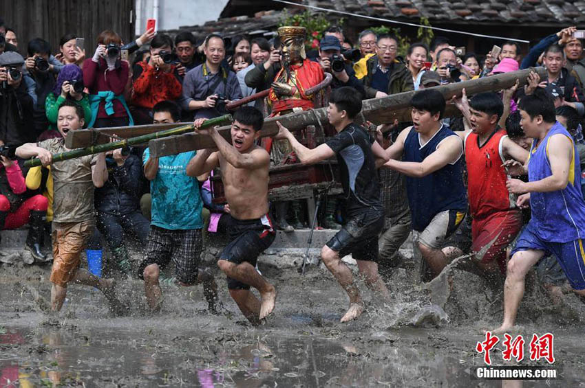 五穀豊穣を祈り、泥の田んぼで行うイベント「鬧春田」　福建省