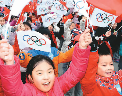 北京の八達嶺長城にはためく五輪旗