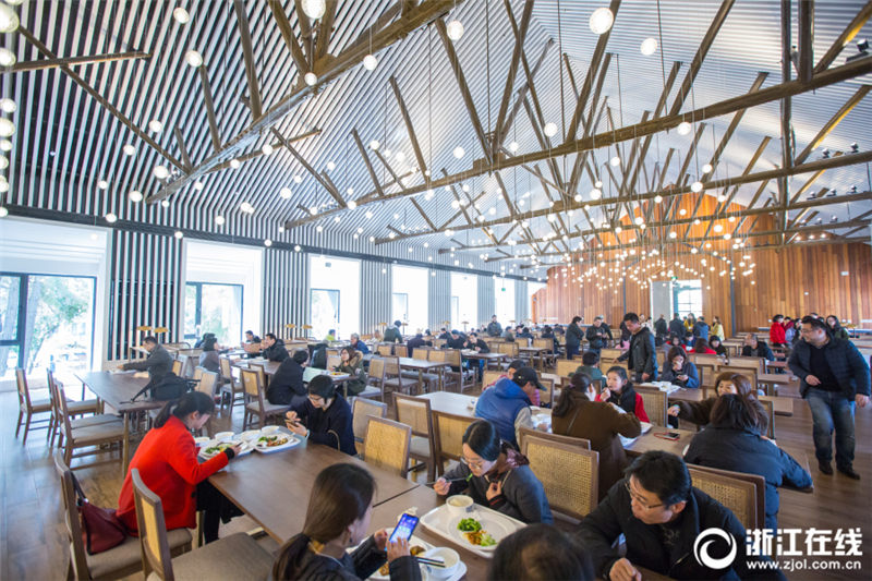 浙江大學(xué)の食堂がリニューアルでおしゃれでスマートに