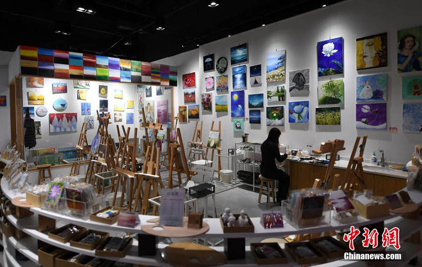 杭州市にオシャレな書店オープン　獨(dú)創(chuàng)的なデザインの內(nèi)裝が特徴