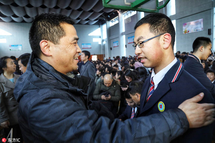 今年成人を迎える2000年生まれのために南京市の中學で成人式