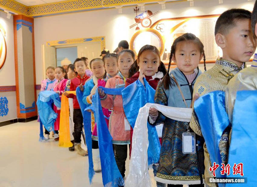 新學(xué)期初の授業(yè)でモンゴル族伝統(tǒng)の禮節(jié)學(xué)ぶ蒙古族學(xué)校の生徒たち　甘粛省