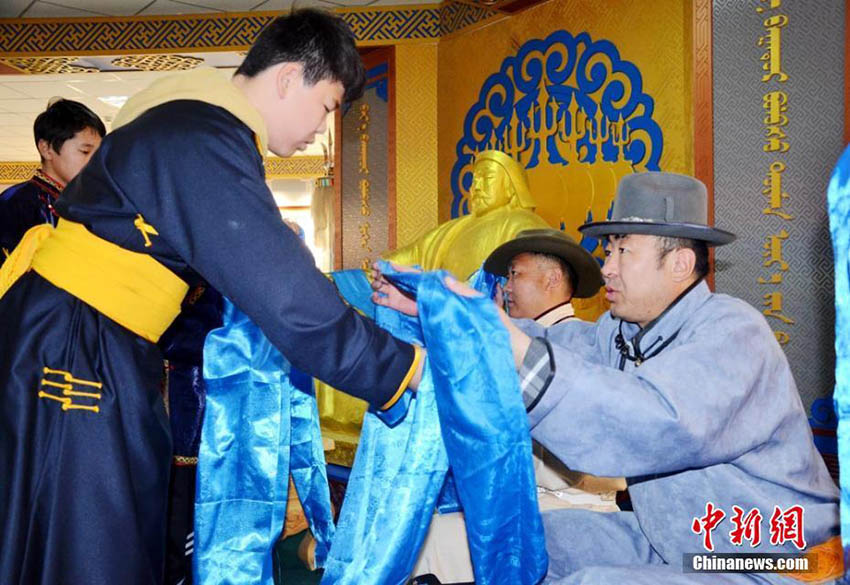 新學(xué)期初の授業(yè)でモンゴル族伝統(tǒng)の禮節(jié)學(xué)ぶ蒙古族學(xué)校の生徒たち　甘粛省