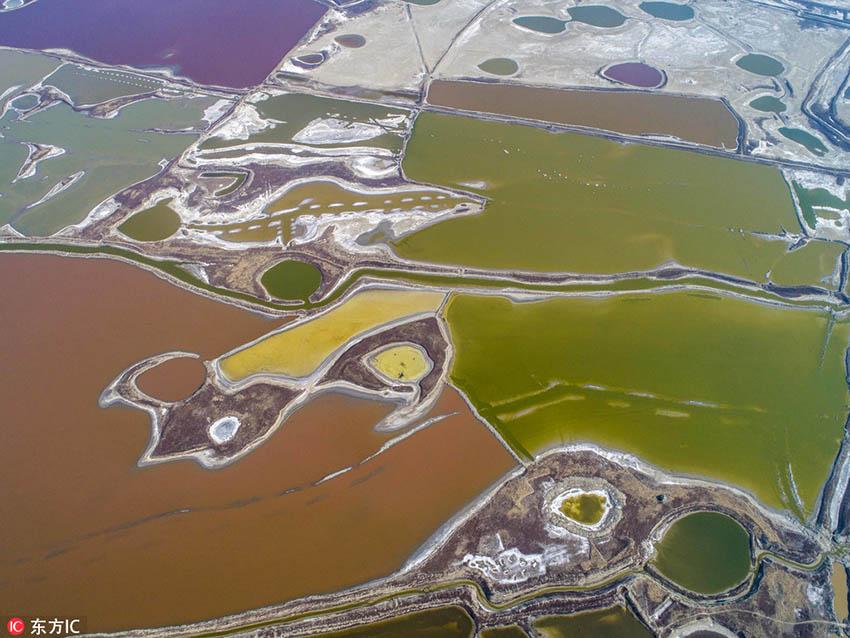 早春の運城塩湖　まるでカラフルなパレット