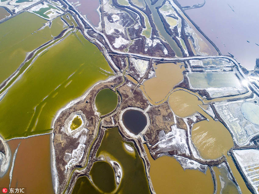 早春の運(yùn)城塩湖　まるでカラフルなパレット