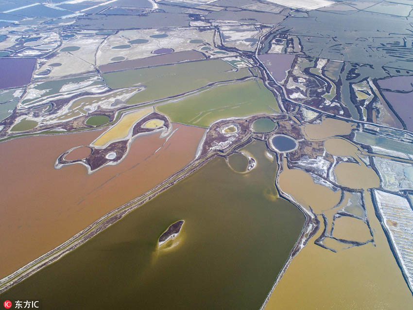 早春の運(yùn)城塩湖　まるでカラフルなパレット