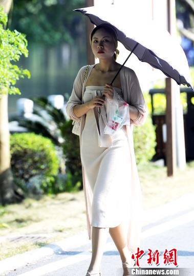  広西壯族自治區(qū)の最高気溫31度に　街中の涼しげな裝いの美女たち