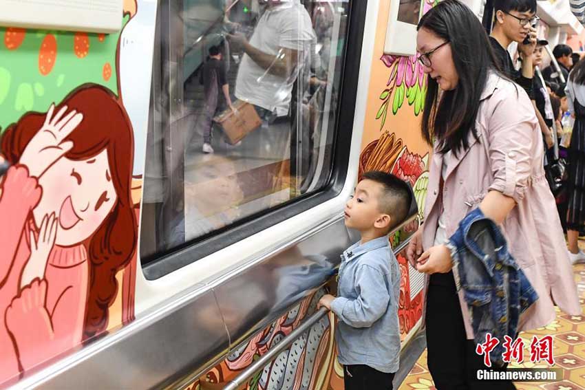 中國(guó)の縁日「廟會(huì)」イラスト満載の広州地下鉄