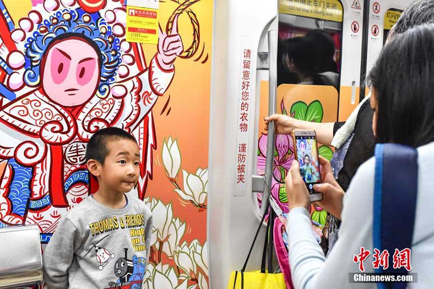 中國の縁日「廟會(huì)」イラスト満載の広州地下鉄