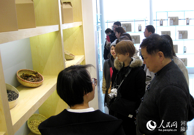 日本の學(xué)生が河南省の美しい農(nóng)村を見學(xué)　　感銘を受ける學(xué)生たち