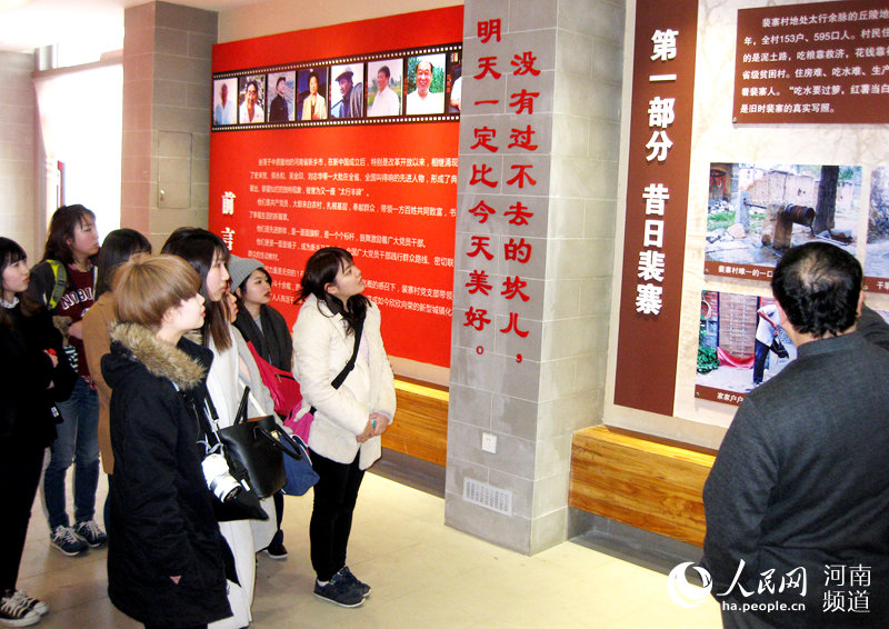 日本の學(xué)生が河南省の美しい農(nóng)村を見學(xué)　　感銘を受ける學(xué)生たち