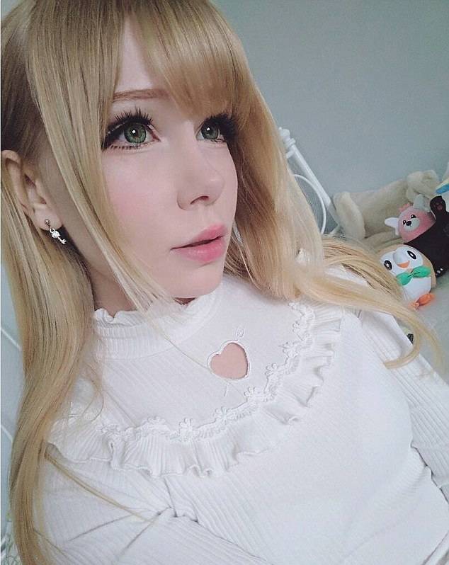 驚きの美しさ！嘲笑を恐れず人形に扮する20歳女性