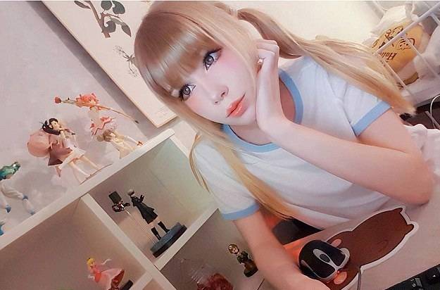 驚きの美しさ！嘲笑を恐れず人形に扮する20歳女性