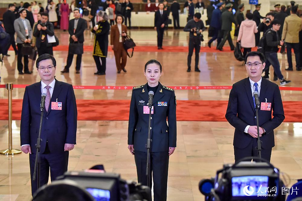 「代表通路」で初の合同取材　第13期全人代第1回會議