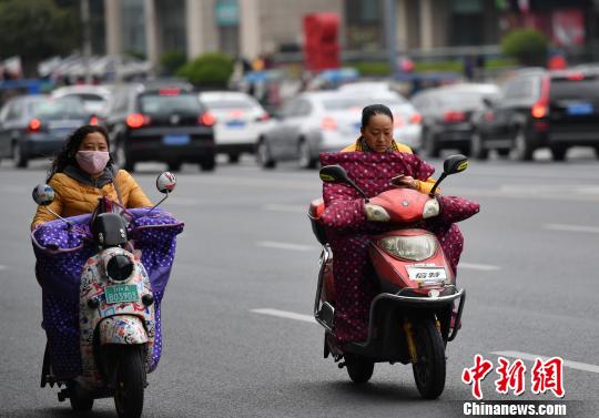 成都市の気溫が急低下、一夜にして冬に逆戻り