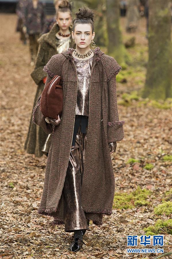 パリコレ開催　シャネルが2018-19年秋冬新作ウィメンズコレクションを発表