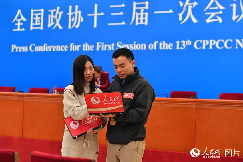 2018年全國(guó)両會(huì)を取材する女性記者たち