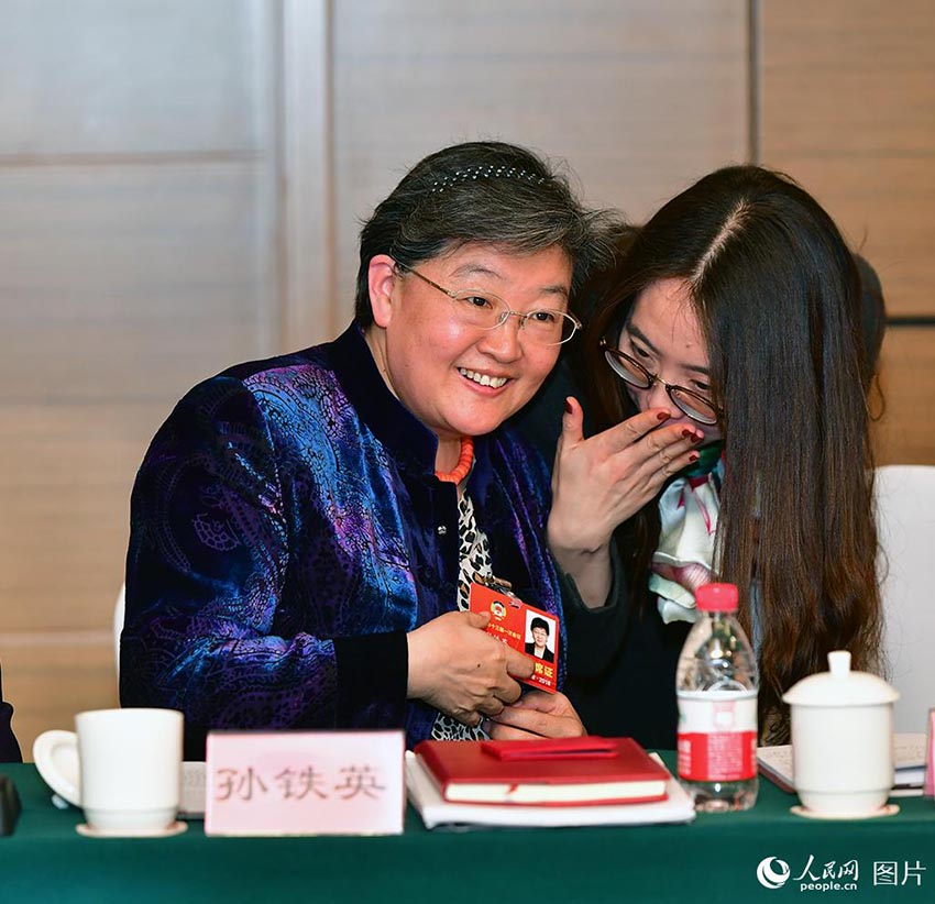 2018年全國(guó)両會(huì)を取材する女性記者たち