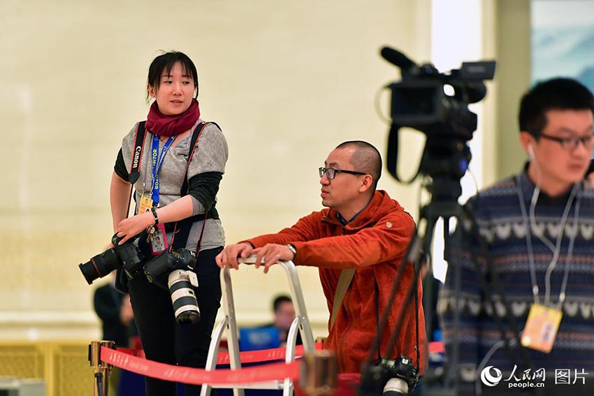 2018年全國(guó)両會(huì)を取材する女性記者たち