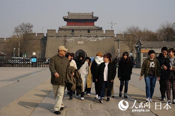 日本の大學生の訪中団　盧溝橋で歴史を?qū)Wぶ