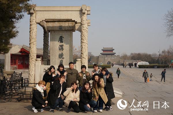 日本の大學生の訪中団　盧溝橋で歴史を?qū)Wぶ