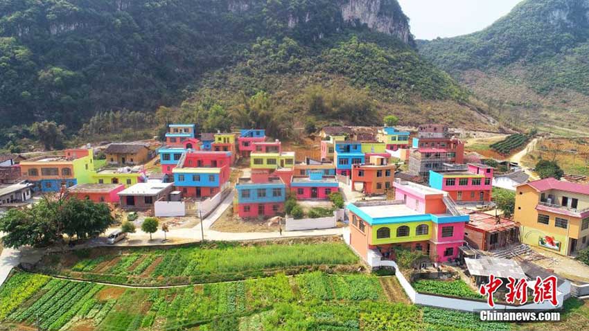 家屋の壁に描かれた3Dアートで貧困村の観光業(yè)発展に　広西