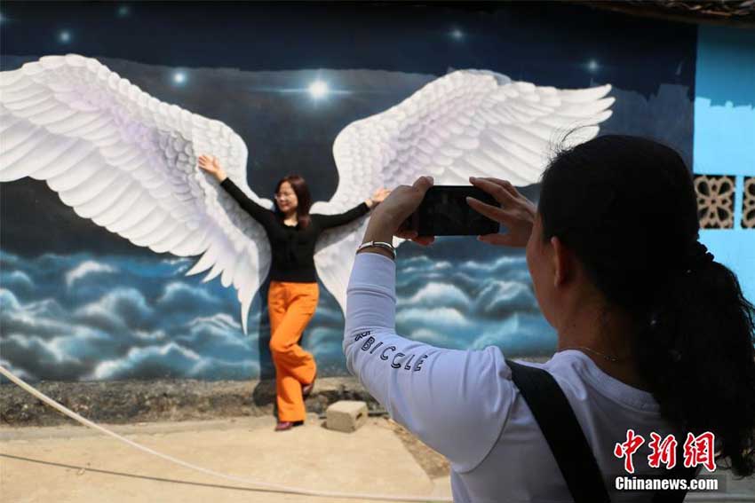 家屋の壁に描かれた3Dアートで貧困村の観光業(yè)発展に　広西