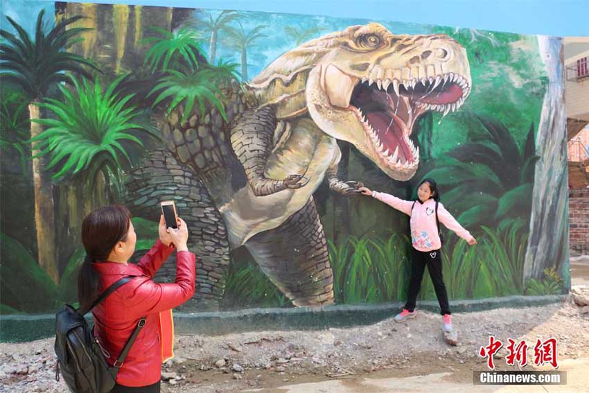 家屋の壁に描かれた3Dアートで貧困村の観光業(yè)発展に　広西