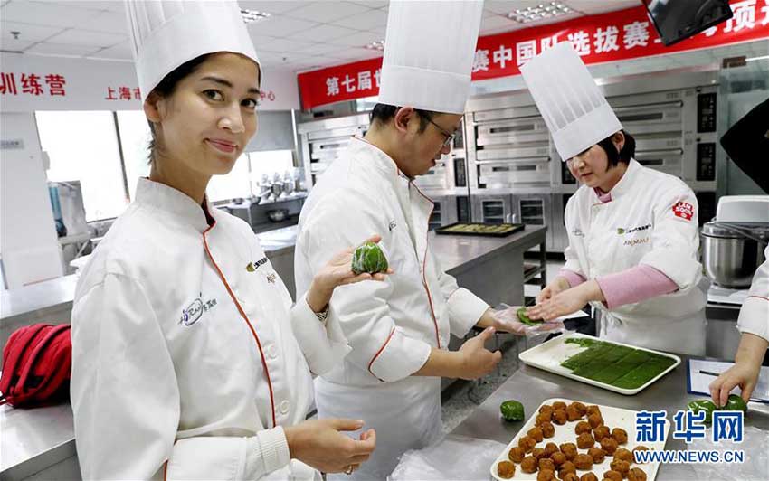 フランス女性が中國伝統(tǒng)の「青団」作りを體験　上海市