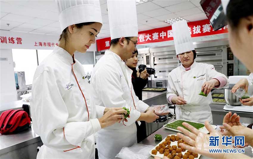 フランス女性が中國(guó)伝統(tǒng)の「青団」作りを體験　上海市