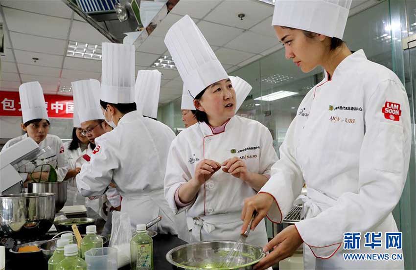 フランス女性が中國伝統(tǒng)の「青団」作りを體験　上海市