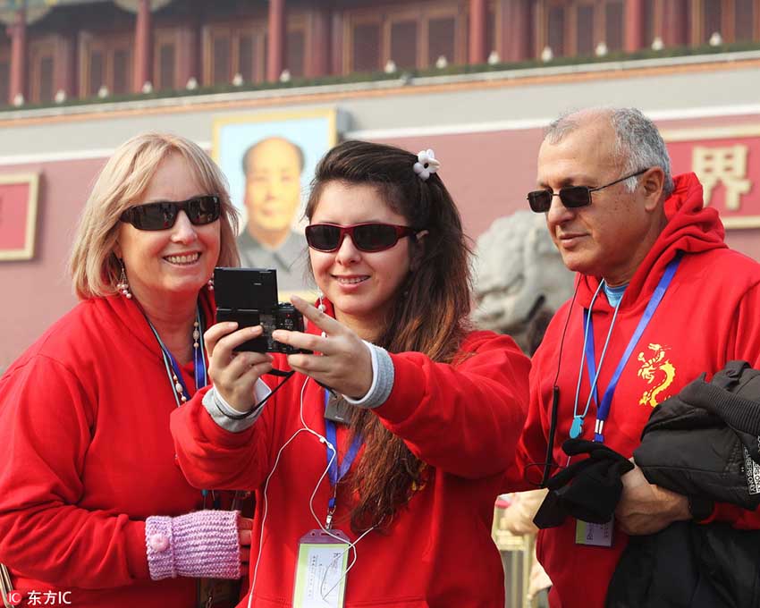 北京市に春到來(lái)　天安門(mén)で薄著の観光客目立つ