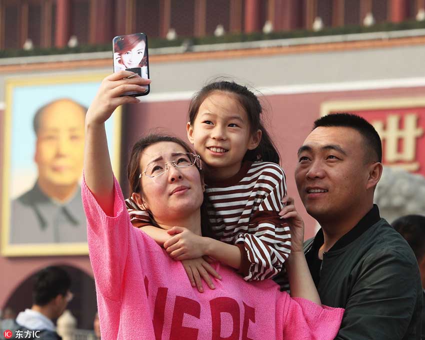 北京市に春到來　天安門で薄著の観光客目立つ