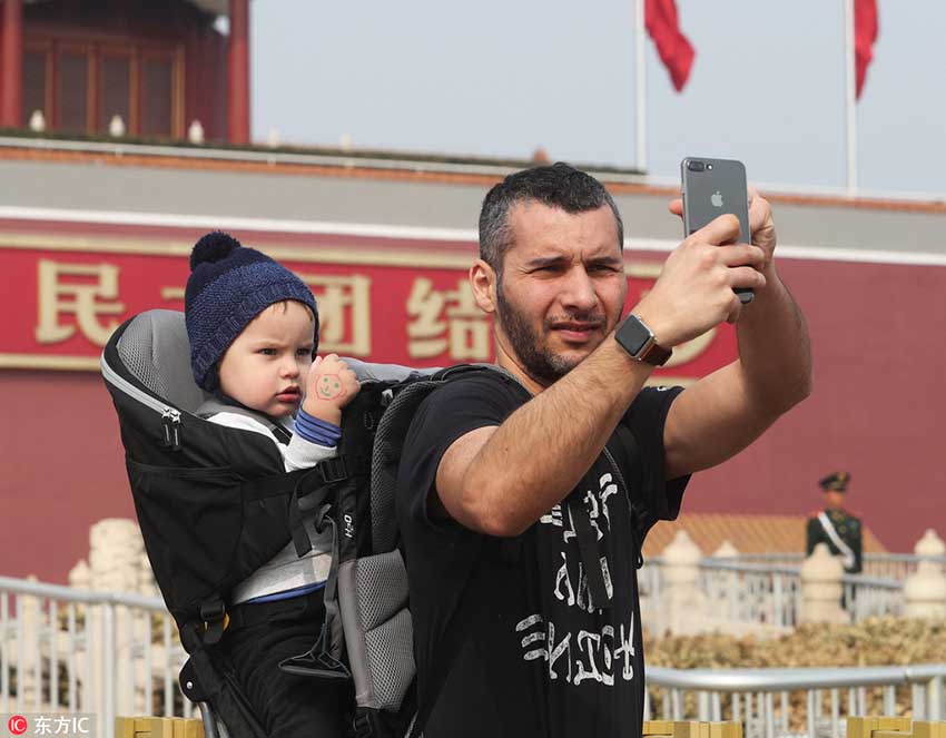 北京市に春到來　天安門で薄著の観光客目立つ