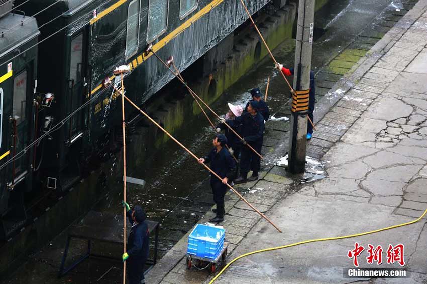 毎日14キロ移動(dòng)しながら車両を清掃する鉄道洗車作業(yè)員　重慶市