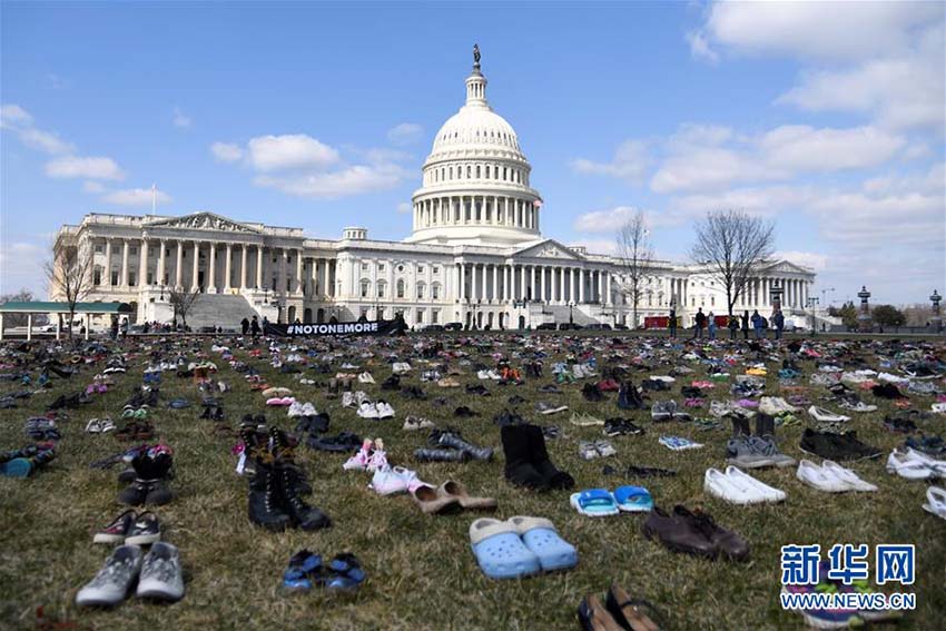銃亂射事件で犠牲となった子供たちを表す靴並べ銃規(guī)制訴え　米國