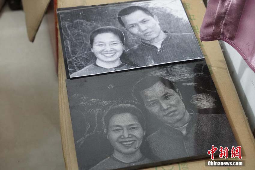 90後の影彫り師、1作品の制作に點を打ちつける作業(yè)なんと30萬回