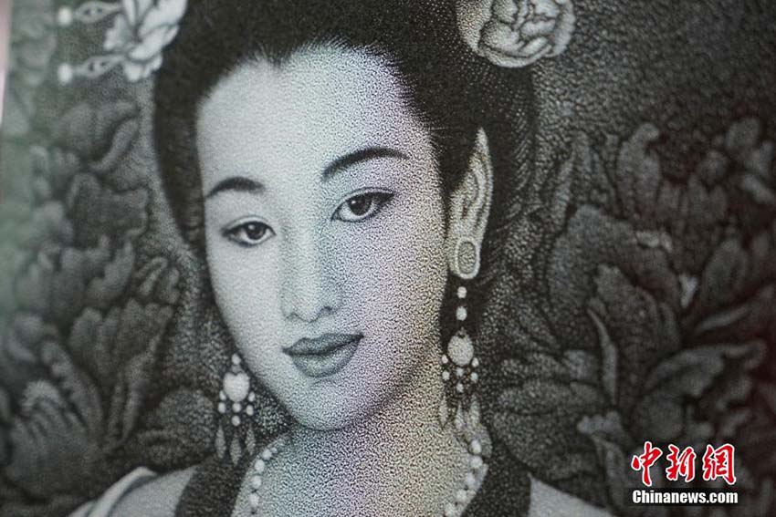 90後の影彫り師、1作品の制作に點(diǎn)を打ちつける作業(yè)なんと30萬回