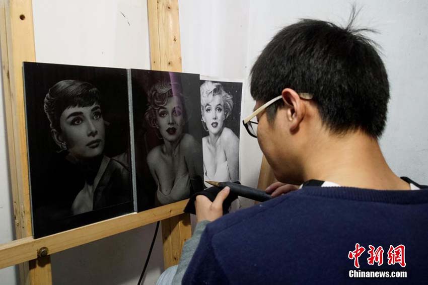 90後の影彫り師、1作品の制作に點を打ちつける作業(yè)なんと30萬回