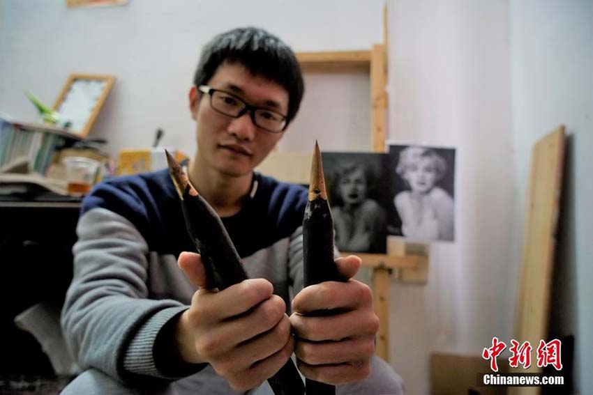 90後の影彫り師、1作品の制作に點(diǎn)を打ちつける作業(yè)なんと30萬回