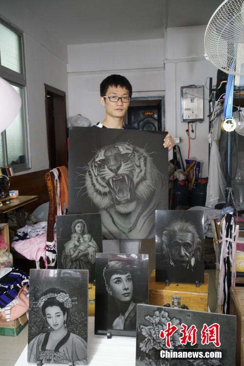 90後の影彫り師、1作品の制作に點(diǎn)を打ちつける作業(yè)なんと30萬(wàn)回